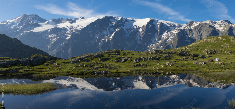 reflet des glaciers de la Meije sur un lac du plateau d'Emparis au refuge des Mouterres dans les Alpes en été reflet des glaciers de la Meije sur un lac du plateau d'Emparis au refuge des Mouterres dans les Alpes en été
