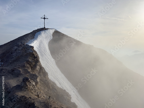 Berggipfel im Hochgebirge mit Nebel und Schnee © Johann