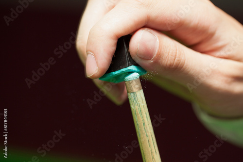 Fotografi Snooker, billiard player, chalking the cue in motion