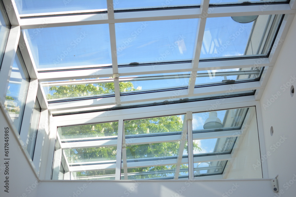Obraz premium skylight from clear sky in museum of applied art (museum for kunsthandwerk) by Richard Meier in Frankfurt, Germany