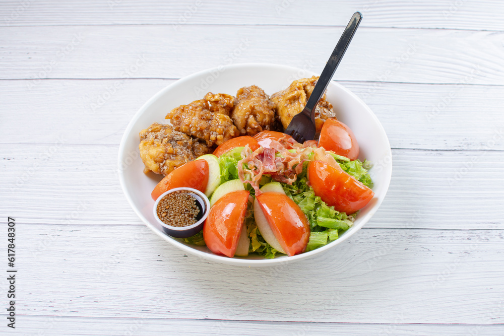 protein bowl and salad, accompanied by pieces of chicken in sweet and sour sauce, tomatoes in lemon, lettuce, apple, pieces of bacon in teriyaki sauce