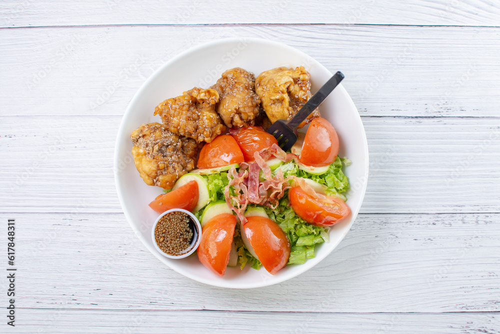 protein bowl and salad, accompanied by pieces of chicken in sweet and sour sauce, tomatoes in lemon, lettuce, apple, pieces of bacon in teriyaki sauce