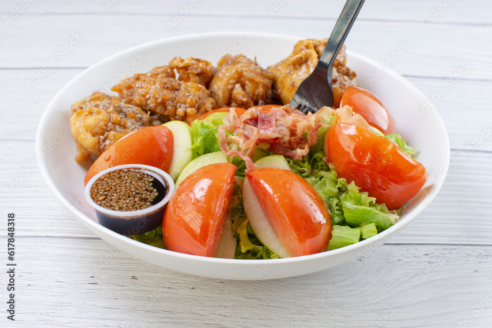 protein bowl and salad, accompanied by pieces of chicken in sweet and sour sauce, tomatoes in lemon, lettuce, apple, pieces of bacon in teriyaki sauce
