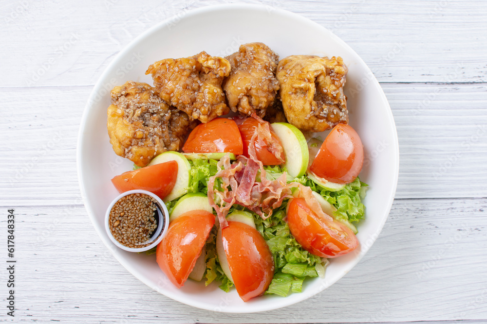 protein bowl and salad, accompanied by pieces of chicken in sweet and sour sauce, tomatoes in lemon, lettuce, apple, pieces of bacon in teriyaki sauce