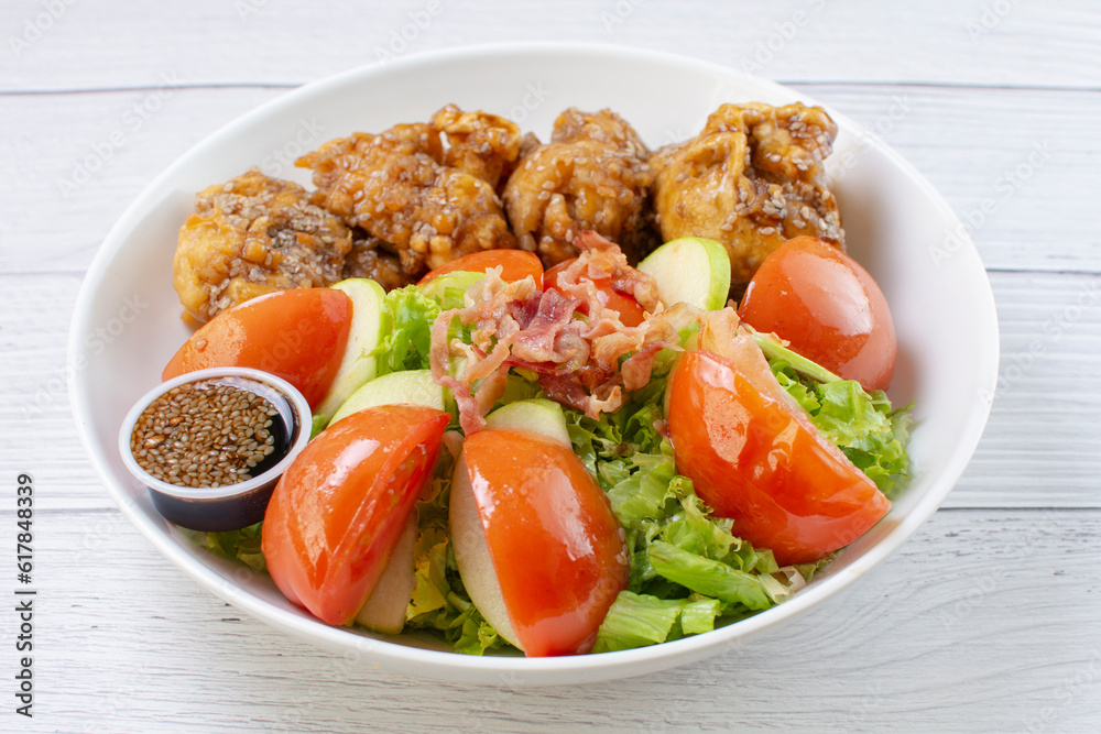 protein bowl and salad, accompanied by pieces of chicken in sweet and sour sauce, tomatoes in lemon, lettuce, apple, pieces of bacon in teriyaki sauce