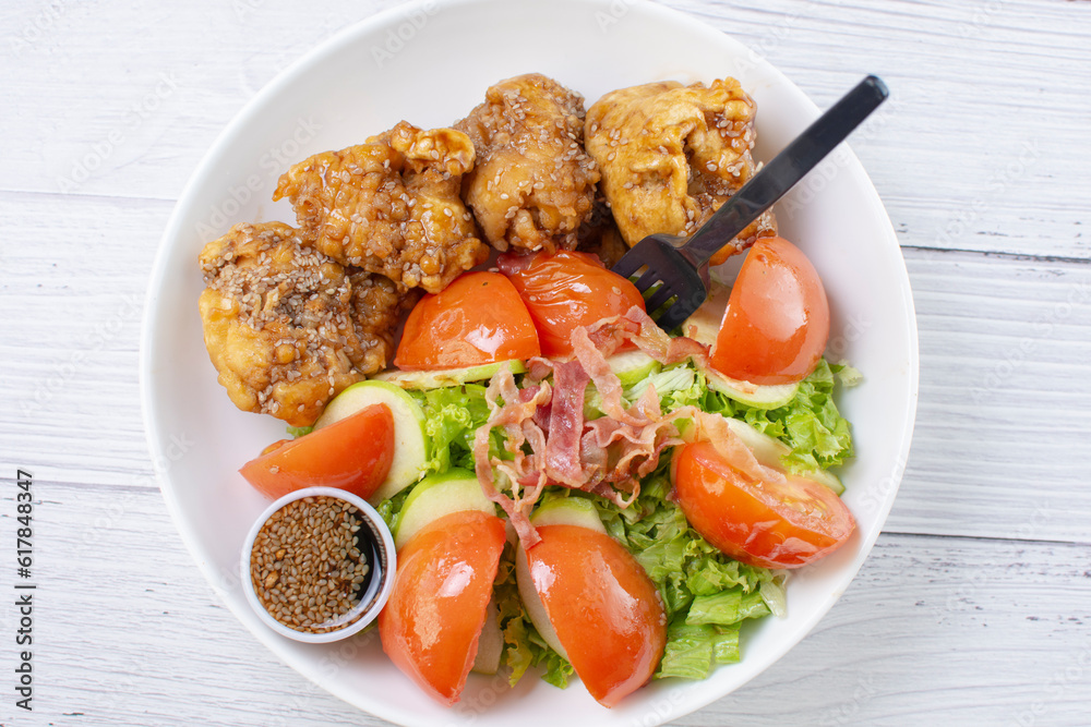 protein bowl and salad, accompanied by pieces of chicken in sweet and sour sauce, tomatoes in lemon, lettuce, apple, pieces of bacon in teriyaki sauce