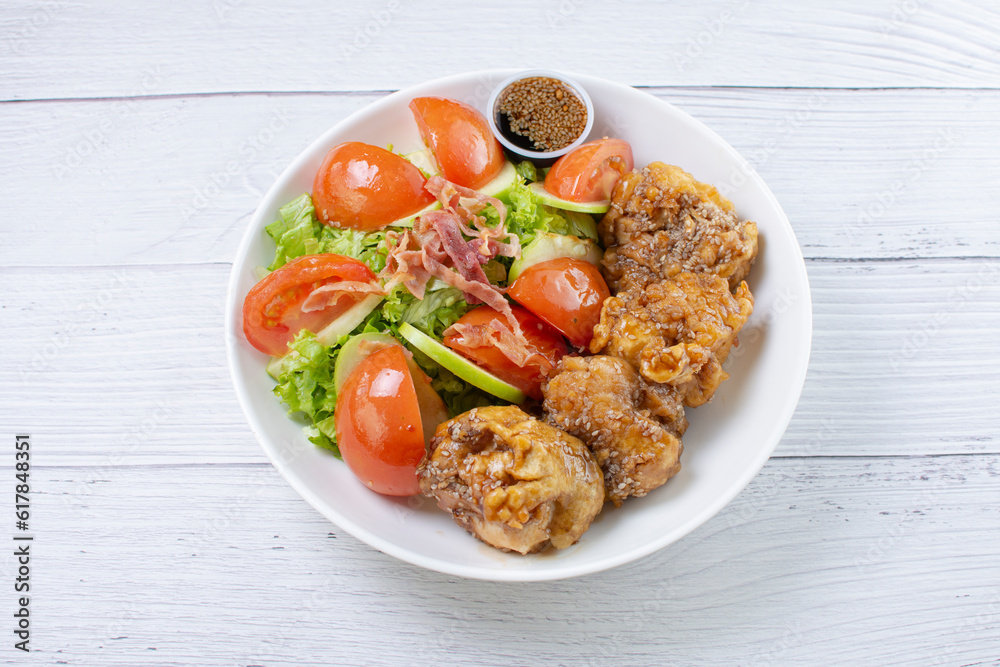 protein bowl and salad, accompanied by pieces of chicken in sweet and sour sauce, tomatoes in lemon, lettuce, apple, pieces of bacon in teriyaki sauce