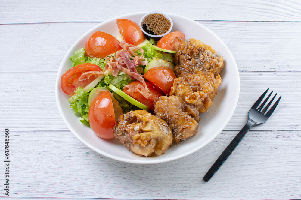 protein bowl and salad, accompanied by pieces of chicken in sweet and sour sauce, tomatoes in lemon, lettuce, apple, pieces of bacon in teriyaki sauce
