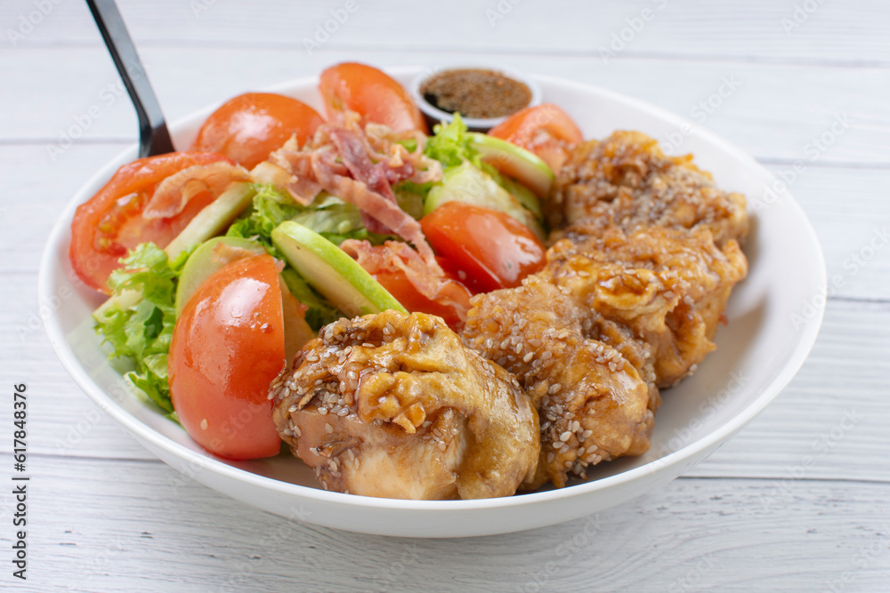 protein bowl and salad, accompanied by pieces of chicken in sweet and sour sauce, tomatoes in lemon, lettuce, apple, pieces of bacon in teriyaki sauce