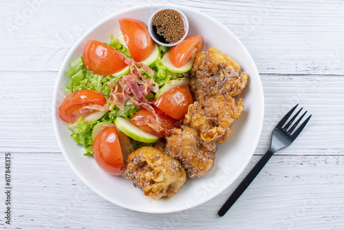 protein bowl and salad, accompanied by pieces of chicken in sweet and sour sauce, tomatoes in lemon, lettuce, apple, pieces of bacon in teriyaki sauce