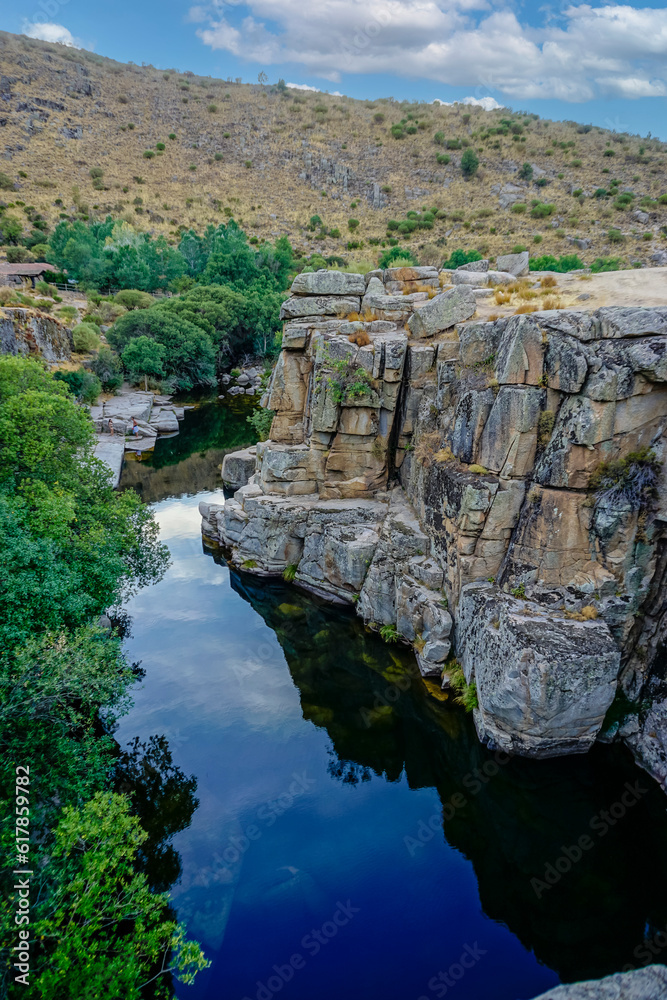 A spectacular pool formed in the bed of the Barbellido River is known as the Well of the Walls. The erosion of wind and water over centuries has carved two immense walls between which the water flows.