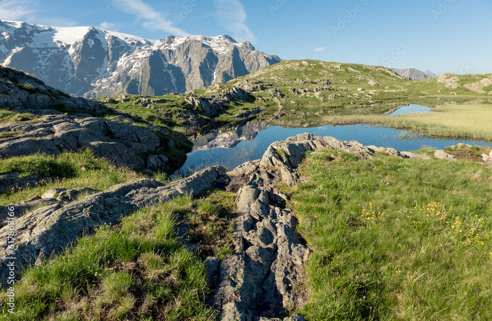 reflet des glaciers de la Meije sur un lac du plateau d'Emparis au refuge des Mouterres dans les Alpes en été