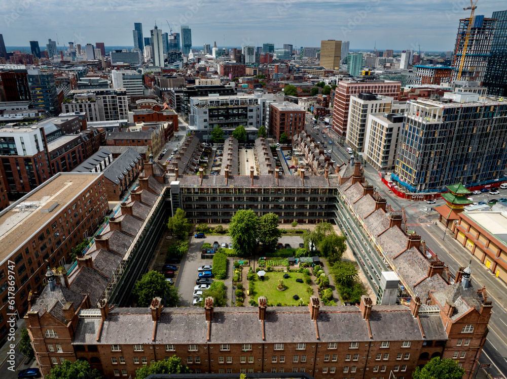Fototapeta premium Victoria Square and Manchester skyline 