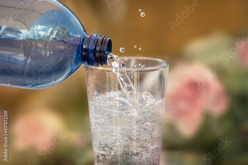 Mineralwasser in ein Glas eingeschenkt.