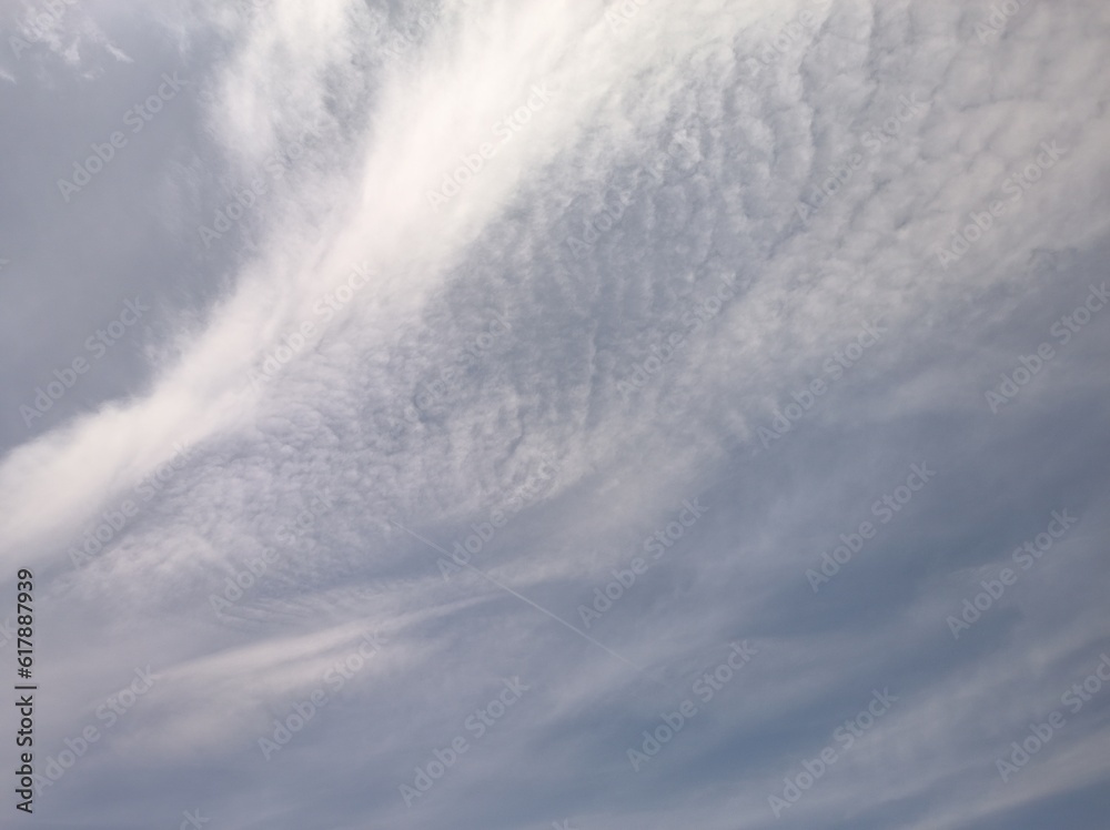Cirrus or cirrocumlos at noon
