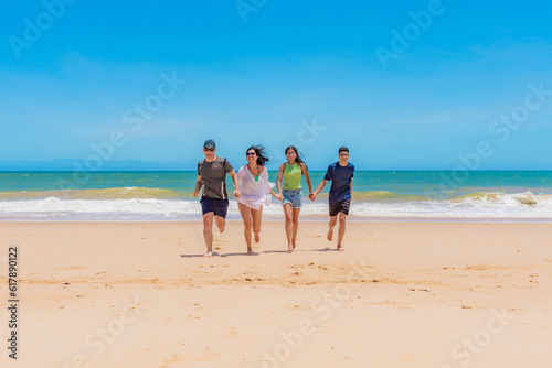 Família na praia