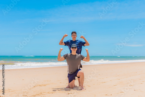 Pai e filho na praia