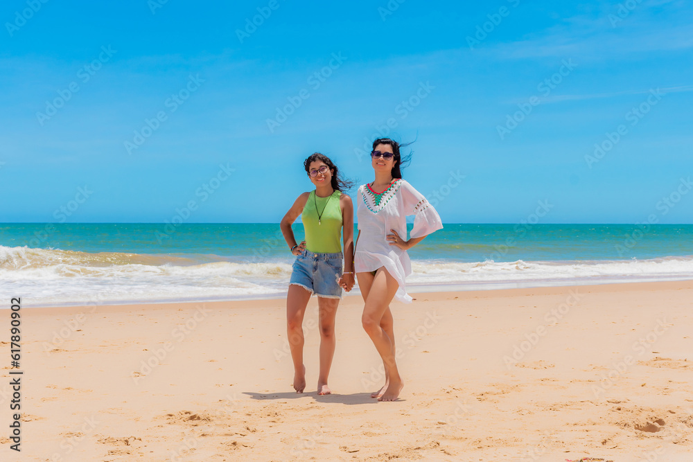 Mãe e filha na praia