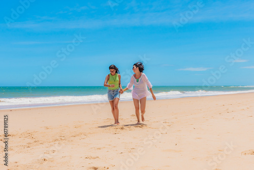 Mãe e filha na praia