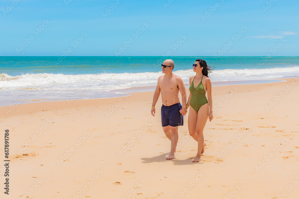 Casal curtindo na praia