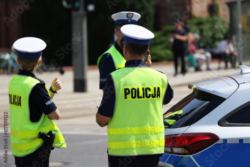 Dziewczyna policjantka na patrolu w mieście. 