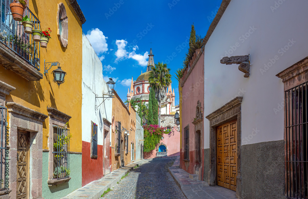Fototapeta premium Mexico, Colorful buildings and streets of San Miguel de Allende in historic city center.