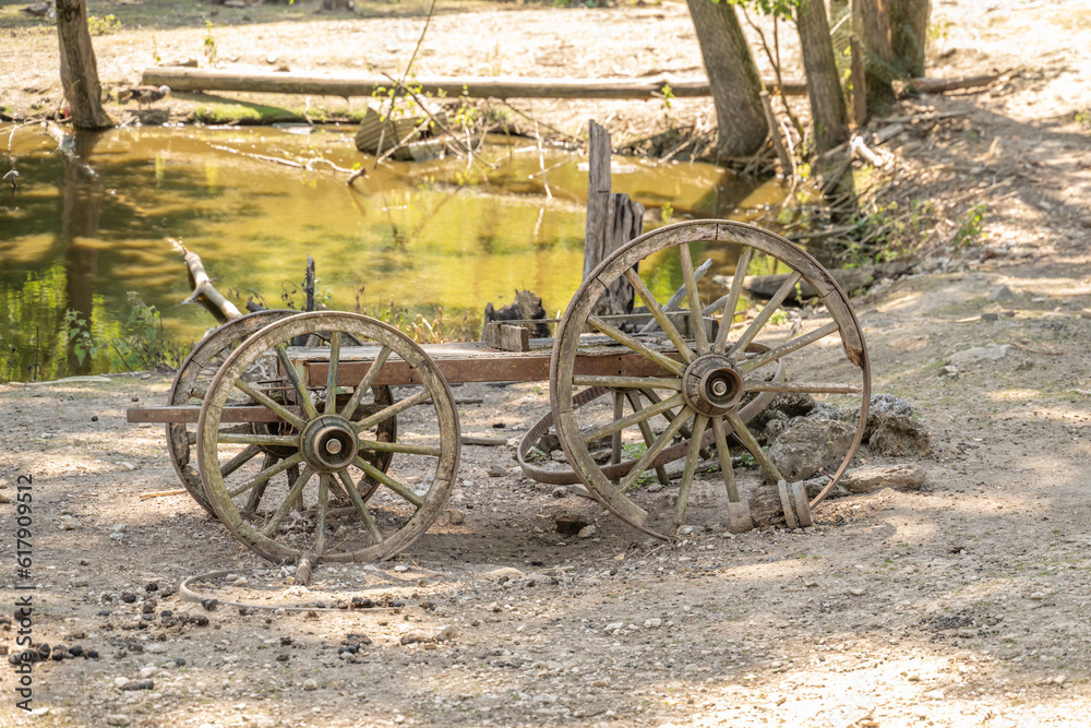 ancien  chariot façon western au Texas en bois