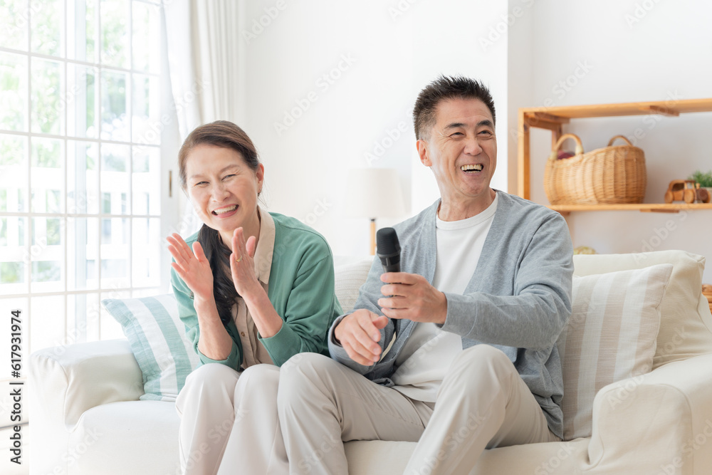 家でカラオケする高齢者夫婦 家でカラオケする高齢者夫婦
