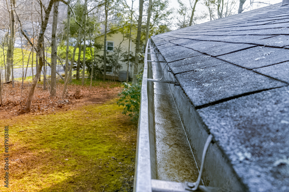 Foto de Clogged downspout side view completely clogged in from leaves