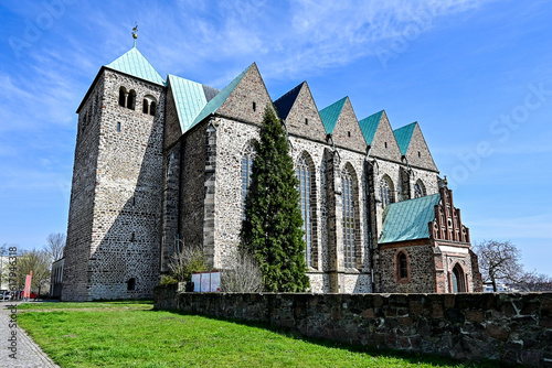 Kirche St. Petri mit patiniertem Kupferdach bei blauem himmel im Sommer, Magdeburg, Sachsen, Deutschland