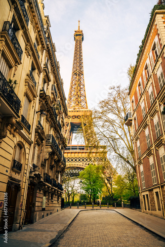Fototapeta Naklejka Na Ścianę i Meble -  View of the Eiffel Tower from a nearby street full of residential buildings. Paris, France