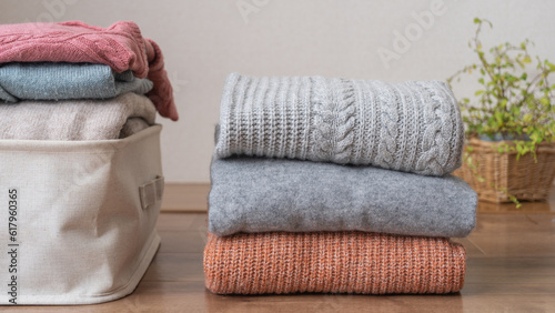 たたまれた冬物の服｜洗濯物・衣替え・リサイクル イメージ