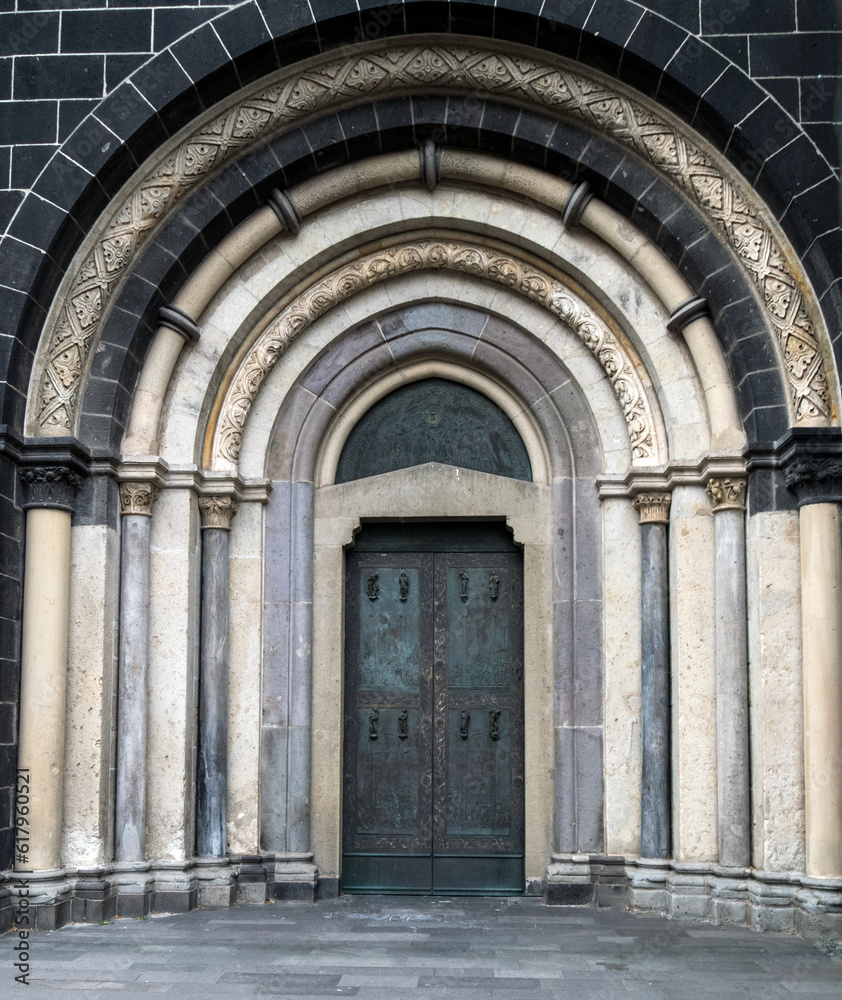 Seitenportal an der Kirche St. Quirinus in Neuss Seitenportal an der Kirche St. Quirinus in Neuss