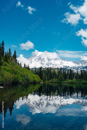 Fototapeta Naklejka Na Ścianę i Meble -  Mount Rainier reflected on to Bench Lake at Mount Rainier National park