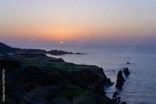 屏風岩展望台から見た日本海に沈む夕日の情景