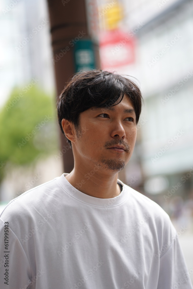 街中を歩く男性 街中を歩く男性