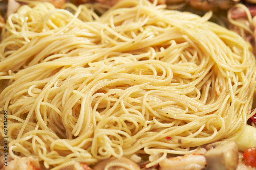spaghetti with shrimp, seafood oil pasta	