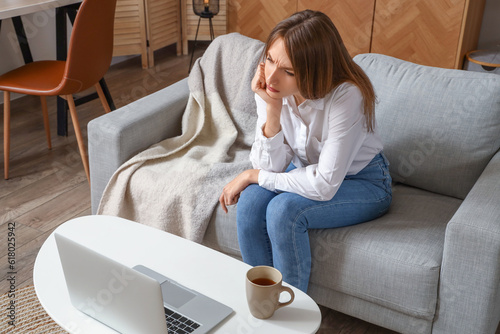 Frustrated young woman work...