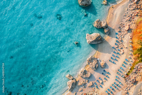 Photographie Top view of beach chairs by turquoise sea in Greece