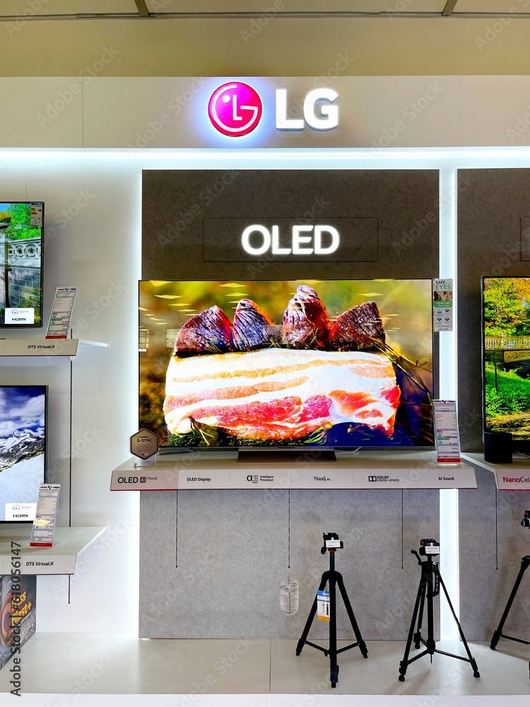 Foto de LG OLED TV in official store. Bright illuminated logo above