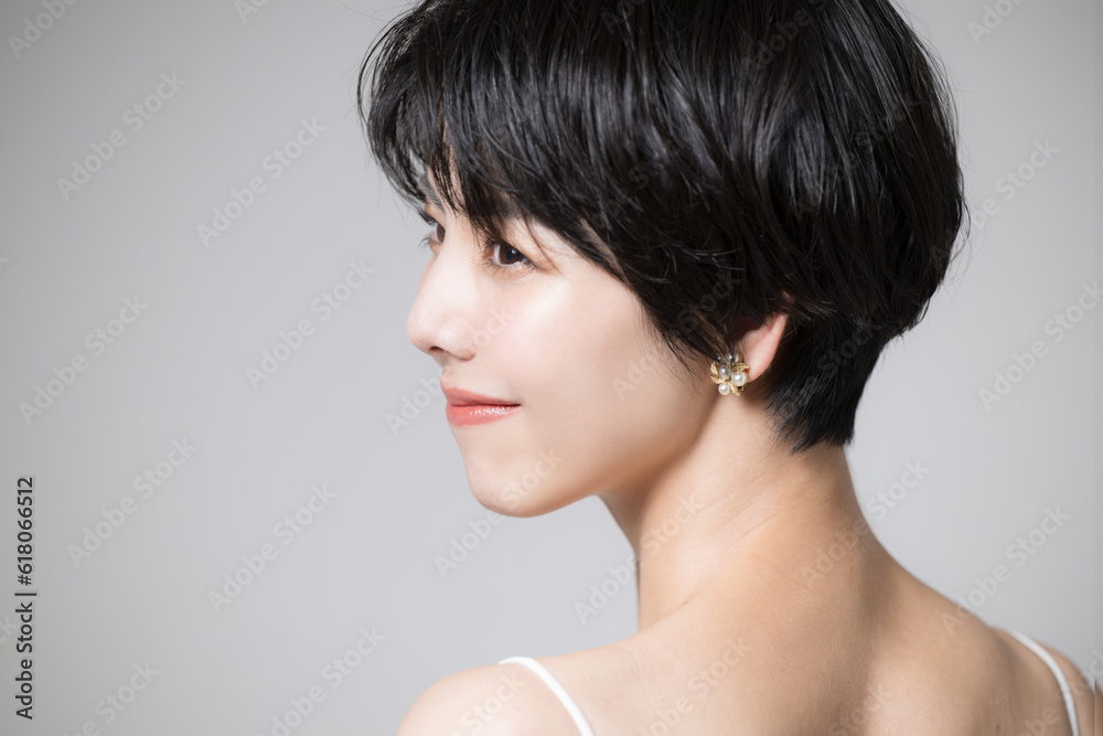 Φωτογραφία 肩周りも美しい振り返る日本人女性　見返り美人明るいバージョン　エステや脱毛のイメージにも 左にコピースペースあり