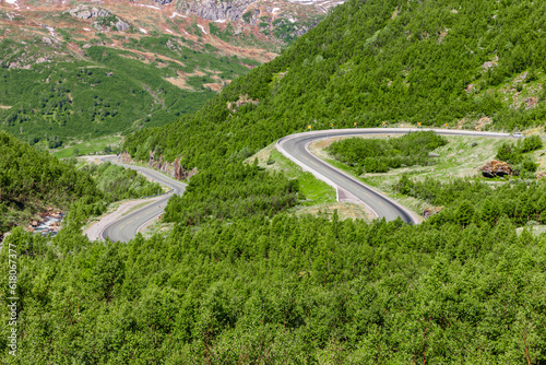 Bergstrasse durch ein Tal in Norwegen
