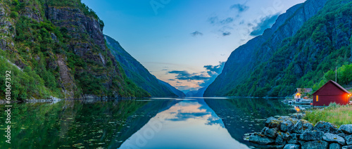Rotes Haus an einem Fjord in Norwegen