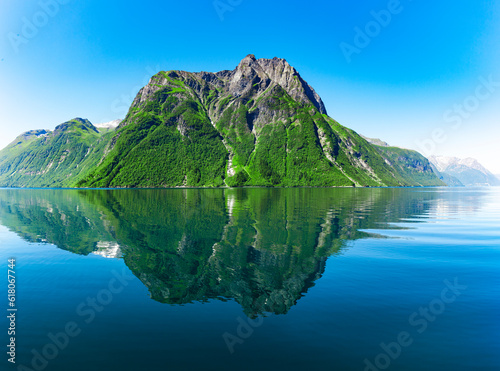 Wasserspiegelung an einem Fjord in Norwegen