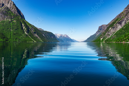 Wasserspiegelung an einem Fjord in Norwegen