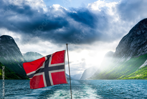 Norwegische Schiffsflagge an einem Schiff in einem Fjord in Norwegen