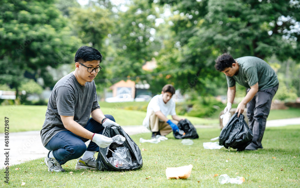 Foto de Volunteers of business with garbage bag cleaning park area