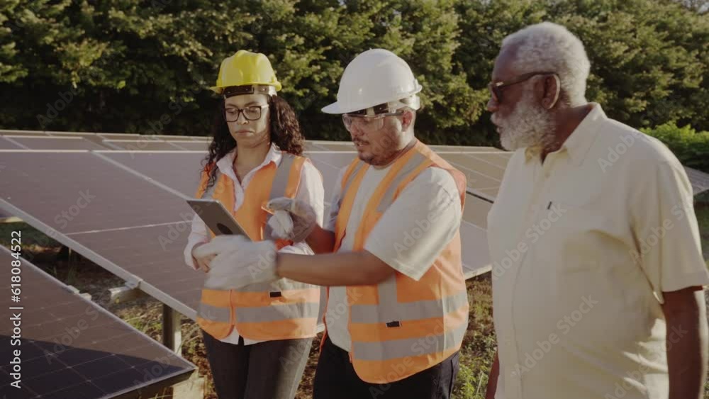 técnicos mostrando ao agricultor Brasileiro como monitorar a energia solar gerada em sua propriedade rural usando um aplicativo de tablet