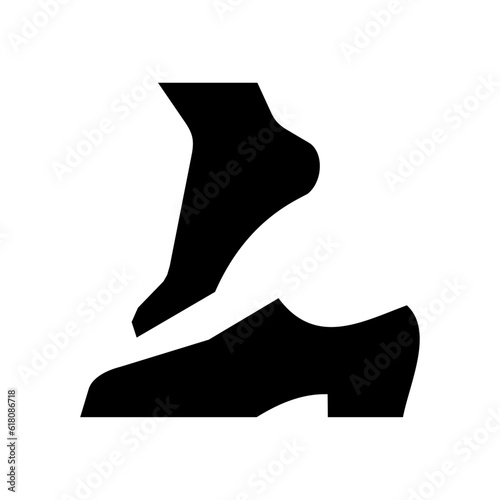 ISO 7001 BP 007: Take off your shoes. International Standard Public information sign for takle of your Shoes.