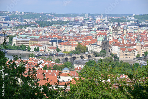 Aussicht auf die Karlsbrücke und Prag vom Petirin